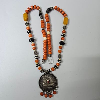 קמע ישן מכסף לשמירה כולל שרשרת קורלים וכסף זוג ענברים אורך השרשרת60 ס"מ