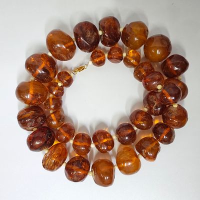 ענק מענבר טבעי כדורים בגדלים מדורגים אורך 68 ס"מ משקל 200 גרם