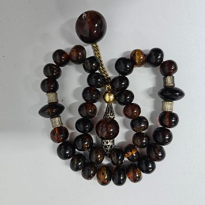 מזבחה מענבר טבעי בגוון חום אורך 40 ס"מ משקל 33 גרם