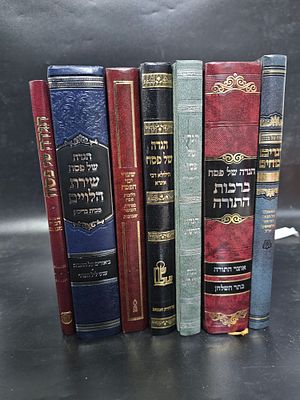 אוסף הגדות של פסח – ביאורים ופירושים מחכמי דורינו
. 1. הגדה של פסח, עם פירוש דברי מנחם. מלוקט 