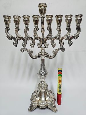 חנוכיה מכסף 925 גובה החנוכיה 33 ס"מ משקל החנוכיה 400 גרם , 
מצב טוב,