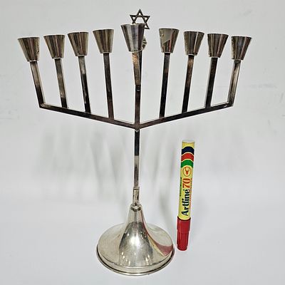 חנוכיה מכסף 925 גובה החנוכיה 28 ס"מ משקל החנוכיה 243 גרם משומשת במצב טוב,