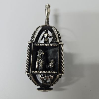 סביבון גדול מכסף 925 עבודת אומן מיוחדת ארבע סצינות הקשורים לחנוכה הכיתוב בתחתית נס גדול היה שם 