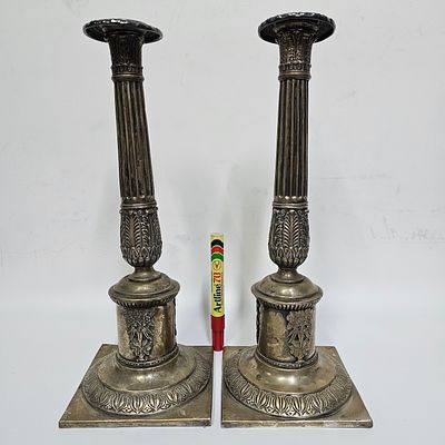 זוג פמוטים מכסף 12 פולין המאה הקודמת הפמוטים בדוגמה מיוחדת בסיס רבוע ומעוטר בפרחים גובה הפמוט 