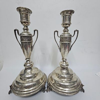 זוג פמוטים מכסף אןסטריה המאה הקודמת חריטות יד מסביב גובה הפמוטים 30 ס"מ משקל הפמוטים 793 גרם 