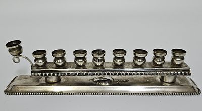 חנוכיה שולחנית מכסף במשקל 139 גרם אורך החנוכיה 21 ס"מ מצב טוב