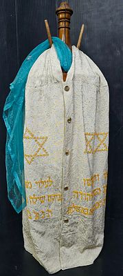 ספר תורה כתב סופר על קלף משיחה עדינה כתיבה מזרחית אחידה לאורך כל הספר. גובה הקלף 56 ס"מ 51 