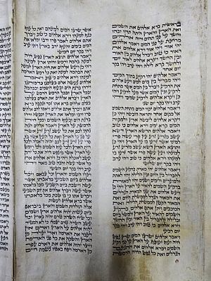 ספר תורה איטלקי ספרדי כתב סופר מיוחד על קלף כתיבה אחידה לאורך כל הספר תיוגים מיוחדים הספר בחזקת 