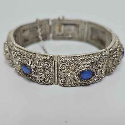 צמיד מכסף בעבודה פיליגרנית משובץ אבני חן אורך הצמיד 18 ס"מ , 
משקל הצמיד 35 גרם,