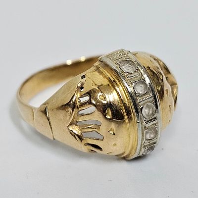 טבעת מזהב 18 קראט משובצת 5 יהלומים זעירים משקל הטבעת 2.77 גרם מידת הטבעת 8