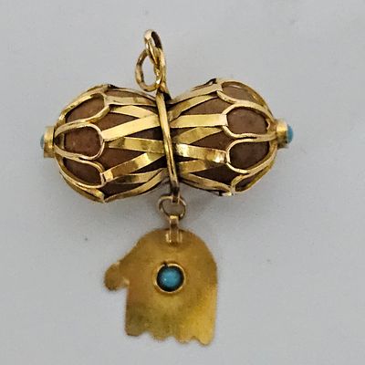 קמע לתינוק עירקי מזהב גבוה [עסבה] חמסה משובצת אבן , משקל כללי 3.56 גרם ,