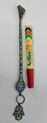 יד לתורה מכסף 925 מעוטר אמייל משתי צידיו חמסה מחוברת ליד אורך היד 25 ס"מ