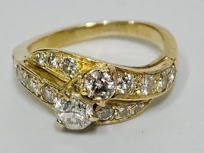 טבעת מזהב 14 קראט משובצת יהלומים במשקל 1 קראט מצורף תעודות גמולוגיות משקל הטבעת 4.23 גרם מידת 