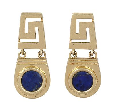 זוג עגילי זהב 14K
מעוטרים בעבודת זהב יפה ומשובצים לפיס-לזולי.
אורך כ-3.2 ס"מ. משקל 8.43 גרם.