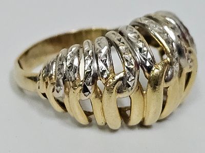 טבעת גדולה מזהב לבן וצהוב 14 קראט משקל הטבעת 5.88 גרם מידת הטבעת 12