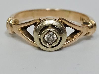 טבעת עתיקה מזהב 14 קראט משובצת יהלום מרכזי במשקל כ 20 נקודות משקל הטבעת 3.15 גרם מידת הטבעת 8