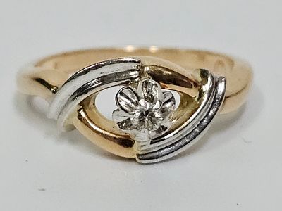 טבעת מזהב 14 קראט משובצת יהלום כ 10 נקודות משקל הטבעת 4.22 גרם מידת הטבעת 7.5