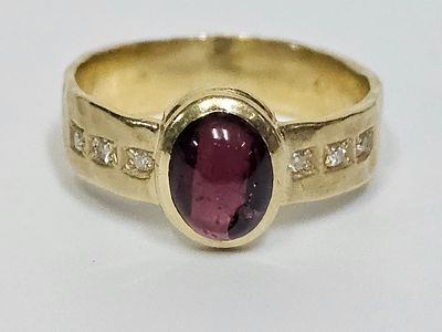 טבעת ישנה משובצת יהלומים ואבן אדומה משקל הטבעת 3.73 גרם מידת הטבעת 7