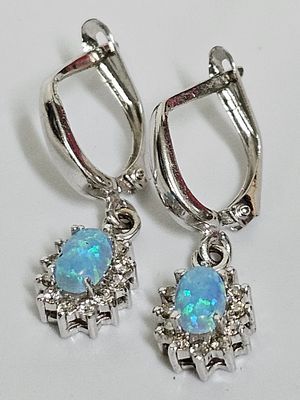 זוג עגילים מזהב לבן משובצים אופלים ויהלומים מסביב משקל כל אופל כ 70 נקודות משקל היהלומים כ חצי קראט