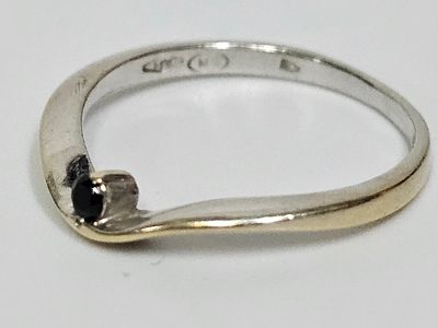 טבעת מזהב לבן וצהוב משובצת אבן שחורה משקל הטבעת 1.67 גרם מידת הטבעת 6.5