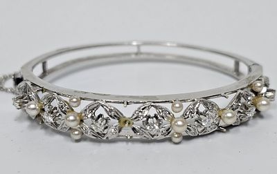 צמיד קשיח מזהב לבן 14 קראט משובץ יהלומים ופנינים משקל היהלומים כ 1 קראט משקל הצמיד 20.6 גרם 