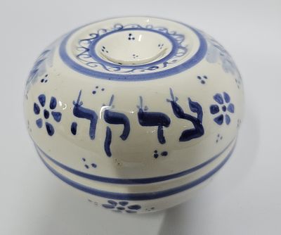 קופת צדקה האומן הורביץ מתלמידי בצלאל ציורי יד עקדת יצחק הכיתוב צדקה ועוד סצינות נוספות קוטר 