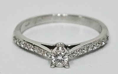 טבעת מזהב לבן 14 קראט משובצת יהלומים מרכזי 10 נקודות פלוס 18 יהלומים זעירים , משקל הטבעת 1.86 