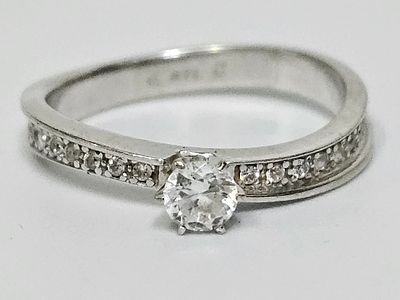 טבעת מזהב לבן 14 קראט משובצת זירקונים משקל הטבעת 3 גרם , 
מידת הטבעת 7