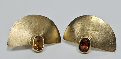 זוג עגילים מזהב 14 קראט אומנית ישראלית בצורת עיגול חצויי משובץ טופזים משקל כולל 4 גרם הסוגרים 