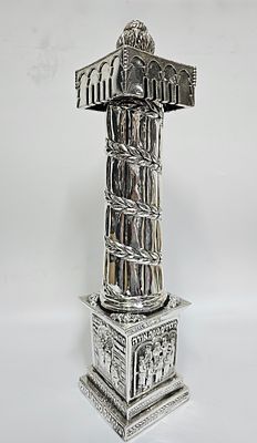 חדש בית למגילת אסתר מכסף 925 דגם יחודי בסיס רבוע מרוקע בסצינות ופסוקים מהמגילה "מרדכי על הסוס " 