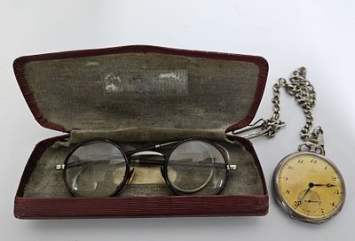 משקפיים ושעון כיס האישיים של הראשון לציון הרב בן ציון עוזיאל מאיר , 
שעון אומגה מכסף עובד קוטר 