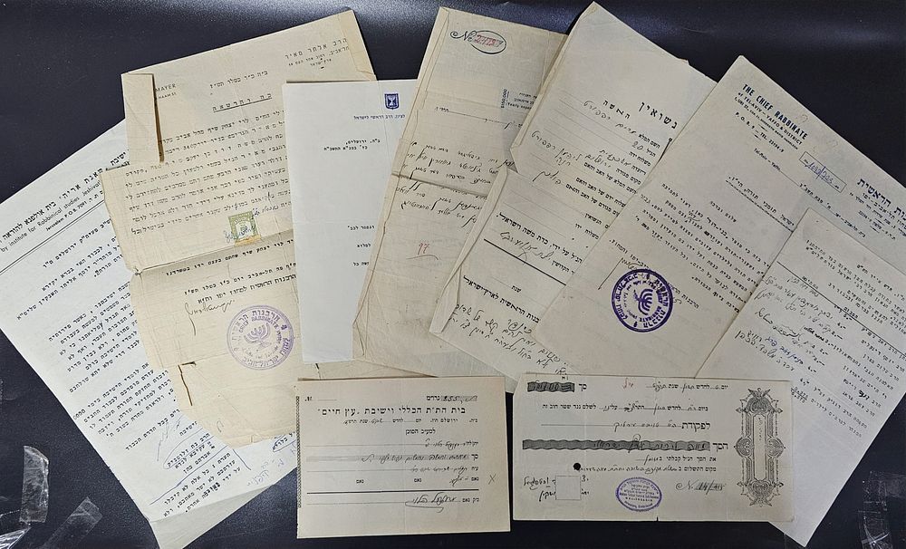לוט מכתבים וקבלות ישיבת עץ חיים / מוסדות תורניים. לוט הכולל: 
3 קבלות. בית הת"ת הכללי וישיבת עץ 