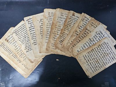 כתב יד - בקשות סגולות ותפילות - תימן, תחילת המאה ה- 20. באחד הדפים חתימה "שלום ח"ו ברוך זכריה 