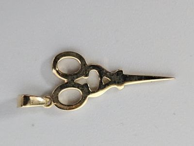 תליון מספרים מזהב 14 קראט משקל 1.45 גרם