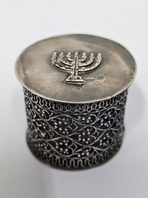 קופסה לבשמים מכסף 800 פיליגרן יצוק מכסה מעוטר במנורה קוטר הקופסה 4 ס"מ