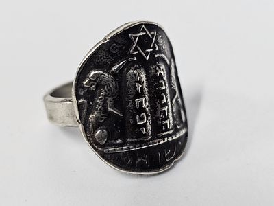 טבעת יודאיקה מכסף זוג אריות אוחזים בלוחות הברית ומגן דוד מעל , מידת הטבעת 7