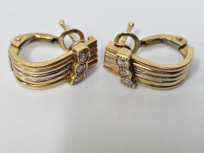 זוג עגילים מזהב 14 קראט משובצים 6 יהלומים כל יהלום כ 2 נקודות משקל העגילים 4.55 גרם