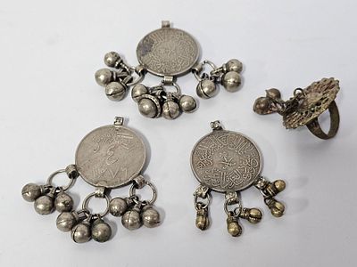 תכשיטים סעודים עתיקים משולבים מטבעות