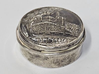 קופסה לטבק מכסף 925 מגדל דוד קוטר הקופסה 4 ס"מ משקל הקופסה 39 גרם הקופסה נפתחת במאמץ