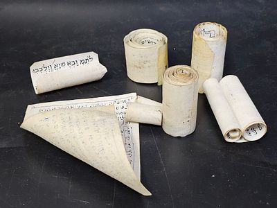 לוט 6 קמיעות בכתב יד - דיו על קלף - שנות הת"ר - הת"ש. 1. קמיע צר וארוך. למנוע הפלת פרי בטן. דיו 