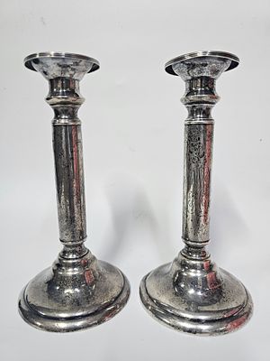 זוג פמוטים מכסף סטרלינג 925 גובה הפמוטים 18 ס"מ שימו לב הפמוטים מוכבדים משקל הפמוטים 453 גרם . 