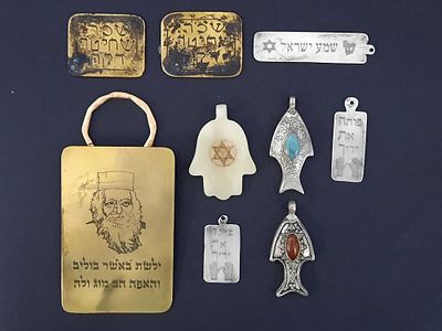 אוסף קמיעות לשמירה והגנה מפני מזיקים חלקם מכסף ומתכת