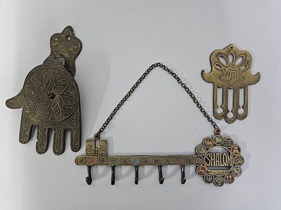 שלוש פריטי נחושת ישנים , 
1, נוקש בצורת חמסה , אורך 16 ס"מ .
2,חמסה לתליה על הקיר נגד עין הרע 