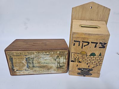 צמד קופות צדקה ישנות מעץ אחת אמריקאית ככל הנראה אורך ממוצע 15 ס"מ
