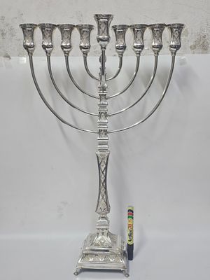 חנוכיה גדולת מימדים דוגמת יהלום מכסף 925 גובה החנוכיה 58 ס"מ משקל החנוכיה 850 גרם החנוכיה 