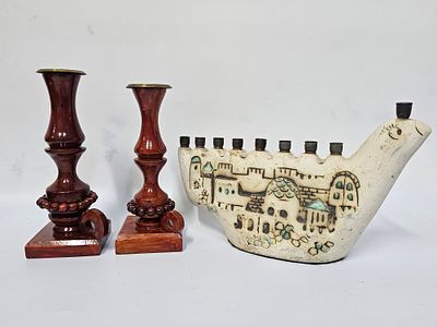 צמד פריטי יודאיקה חנוכיה מחימר בצורת יונת שלום והעיר ירושלים חתומה מאחור אורך החנוכיה 22 ס"מ 