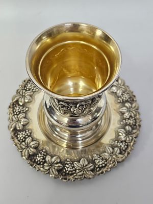 סט לקידוש מכסף 925 מעוטר בגפנים ועלי גפן גובה הגביע 10 ס"מ משקל הסט 162 גרם, מצב כחדש