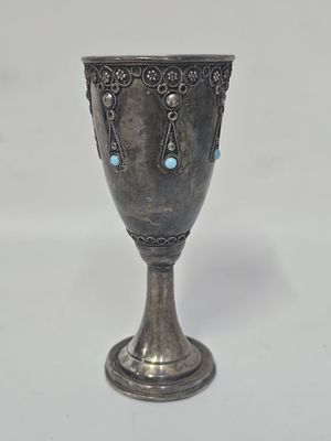 גביע מכסף 925 הגביע מעוטר בפיליגרן מסביב החותמת לא ברורה אך אנו מכירים את הדגמים ובדקו עם 