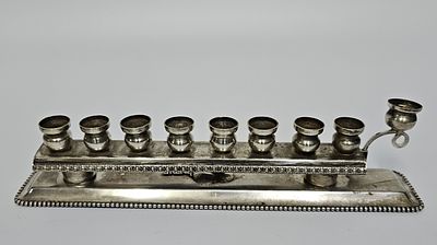 חנוכיה שולחנית מכסף במשקל 139 גרם אורך החנוכיה 21 ס"מ מצב טוב