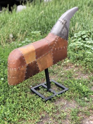 Молев Александр. Попона для чемпиона. 2000-е гг. Дерево, металл, гвозди. 54х55х12 см. Работа в 